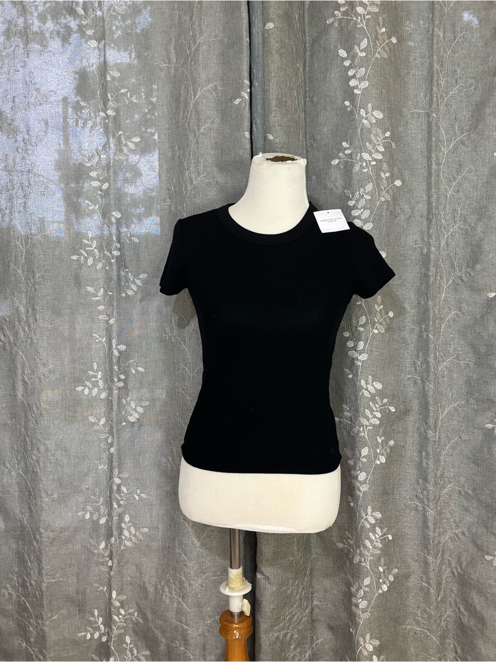 American Eagle Outfitters Black Short Sleeve Fitted Crew Tee